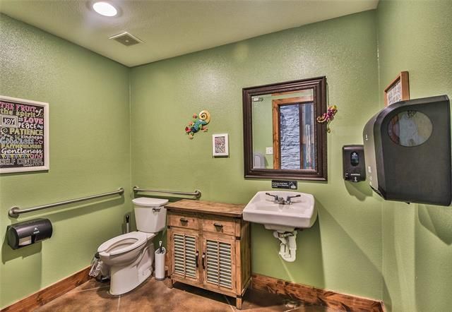 105 W Pearl St, Granbury, TX 76048